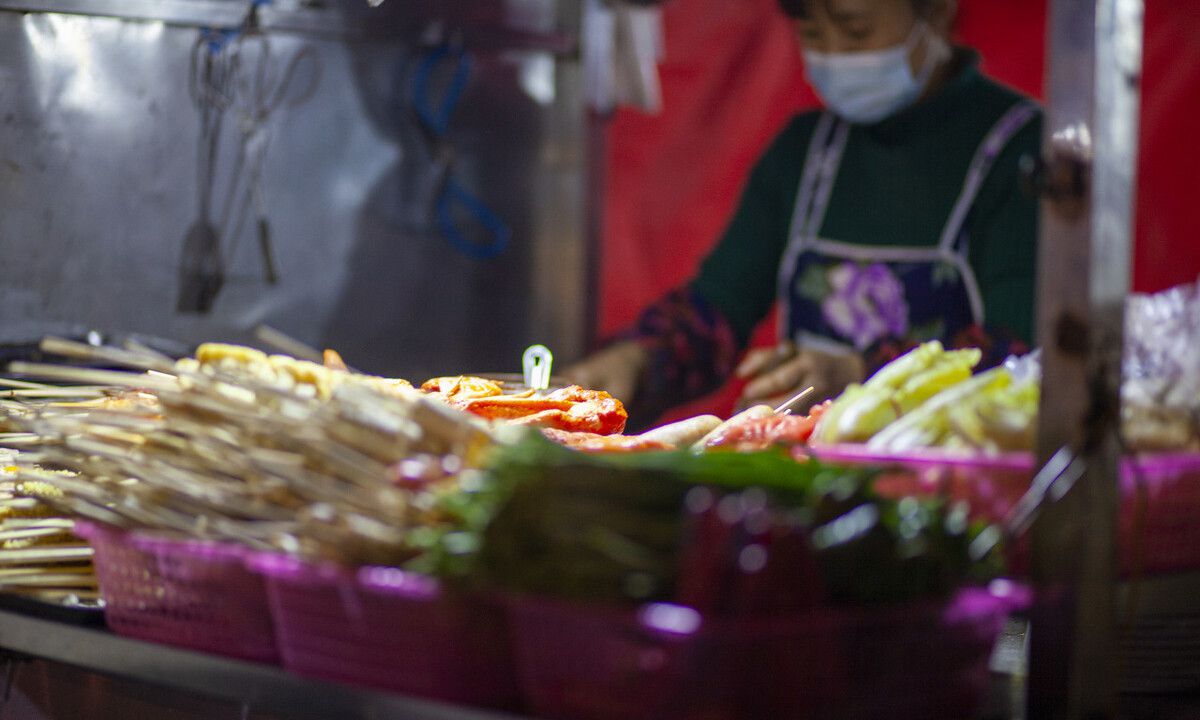 城市小吃摊，最新美食风潮，味蕾的新宠